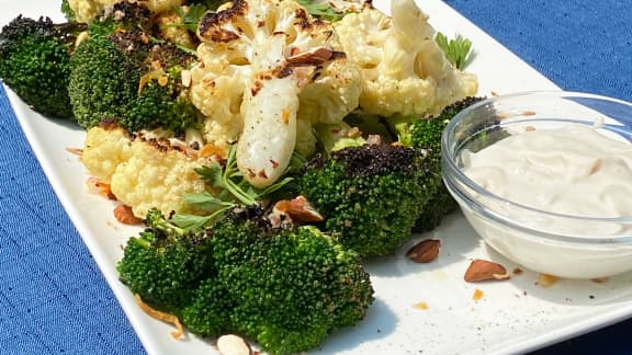 Brocoli au BBQ et sauce yogourt-tahini
