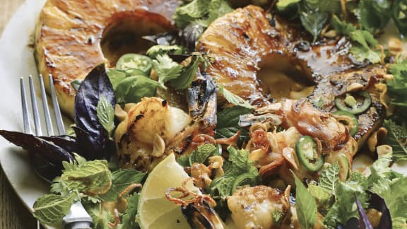 Salade d'ananas et de crevettes grillées aux arômes du Vietnam