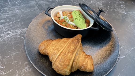 Œuf poché sur ragout de fèves pinto, tomates, lentilles, légumes racines et avocat