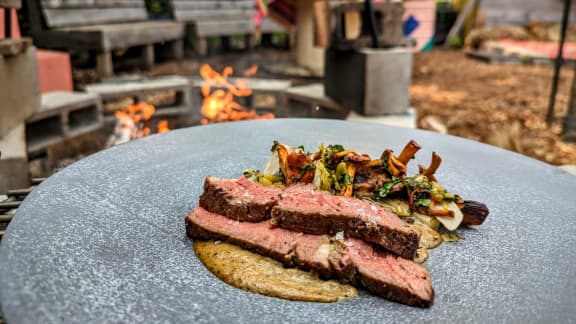 Tomahawk de boeuf sur feu de bois, sauce aux oignons brûlés