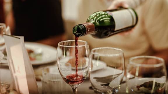 Ces vins à petit prix vont épater vos invités (et votre portefeuille)!