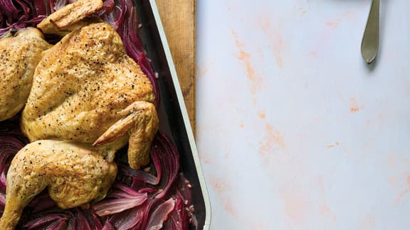 Poulet crapaudine à l'oignon rouge