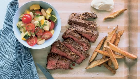 Bavette de bœuf, salade de tomates cerises, haricots, courgettes, menthe et basilic