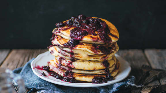 Dimanche matin : Pancakes moelleux sauce aux petits fruits