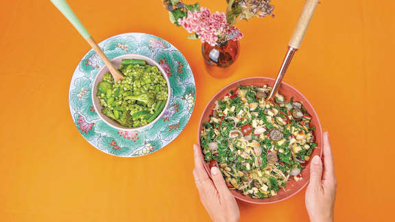 Vendredi : Salade de luzerne, de kale, de raisins, de pommes et d’amandes grillées