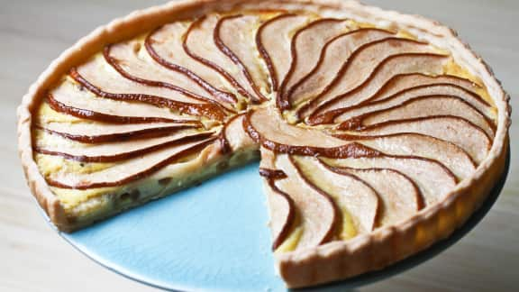 Tarte au fromage de chèvre, noix de pin et poires