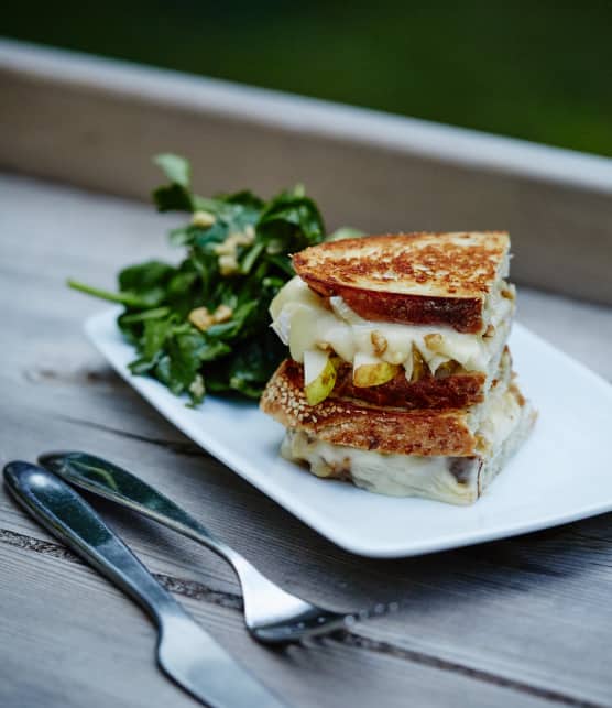 Grilles cheese au brie, poires et noix