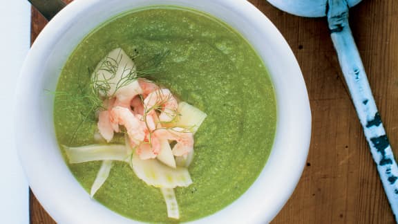 Potage aux pois verts, fenouil et crevettes
