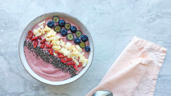 Bol de smoothie aux framboises, à l'avocat et à l'ananas