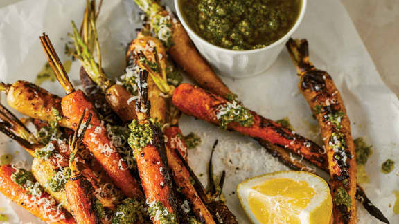 Carottes grillées et pesto de fanes