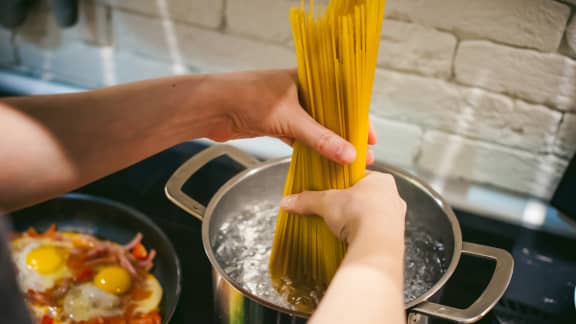 Voici 7 raisons pour lesquelles vous ne devez plus jeter votre eau de cuisson de pâtes