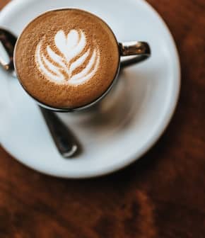 Photo libre de droit de Tasse En Verre De Café Cappuccino Ou Dépices À La  Citrouille Café Latte Macchiato Lait De Poule En Blanc Et Or Fête De Noël  Scène De Luxe