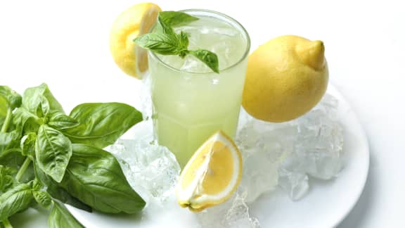 Limonade pétillante au citron et basilic
