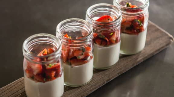 Yogourt de bufflonne au chocolat blanc, salade de fraises à l’estragon