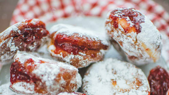 Beignes fourrés à la confiture de fraises