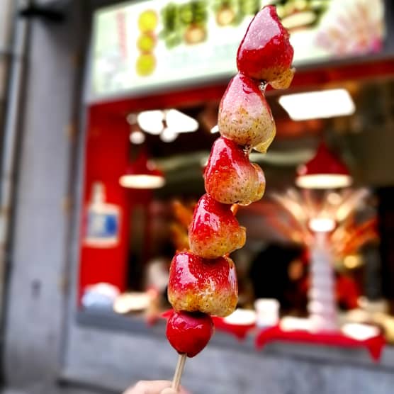 Comment réaliser la recette de fruits enrobés de sucre et de bonbons