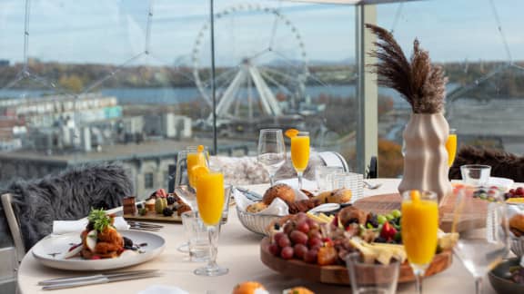 Vue incroyable, somptueux menu brunch et ambiance magique sont au rendez-vous dans ce restaurant de Montréal
