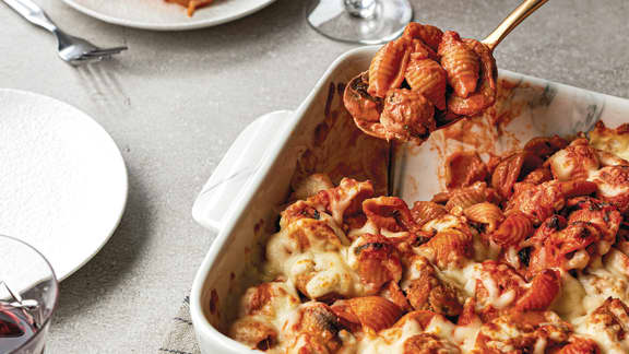 Vendredi : Gratin de pâtes aux tomates, aux champignons et aux saucisses