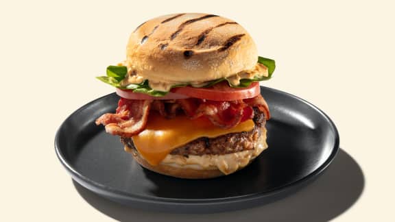 Burger avec sauce spéciale aux oignons caramélisés