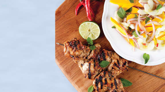 Lundi : Brochettes de hauts de cuisses de poulet à la jerk, salade de mangue