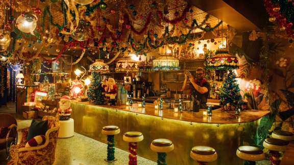 Cette taverne de Noël vous plonge dans la magie des fêtes avec un menu (et décor) festif à souhait