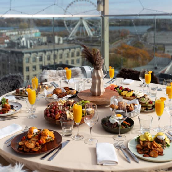 Vue incroyable, somptueux menu brunch et ambiance magique sont au rendez-vous dans ce restaurant de Montréal
