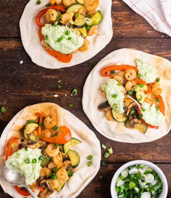 Pitas aux crevettes et légumes cajuns & sauce à l’avocat et lime