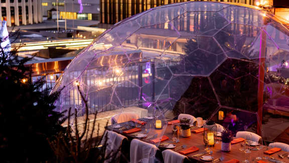 Ce restaurant offre des soupers dans des dômes chauffés et c'est romantique à souhait