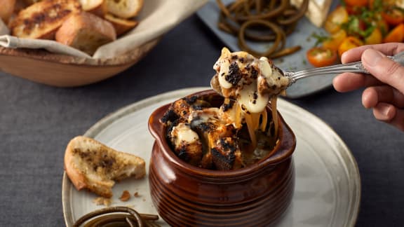 Soupe à l'oignon et à l'ail noir