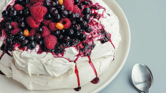 Pavlova aux petits fruits sauvages