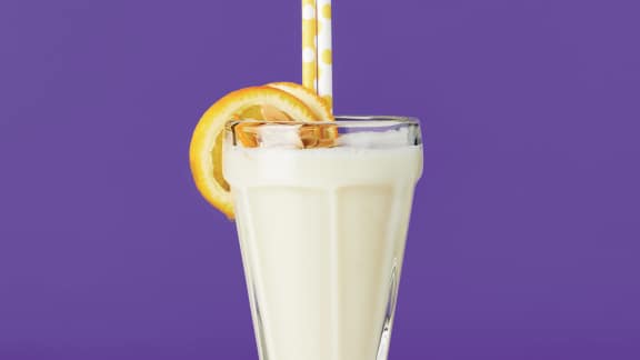 Lait d'amande frappé aux poires, à l'orange et à la poudre d'amandes