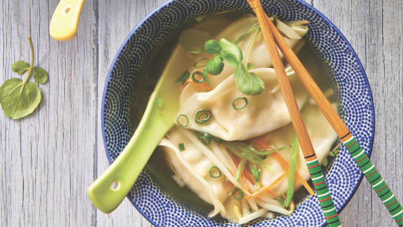 Soupe wonton aux légumes, bouillon au gingembre et au lait de coco