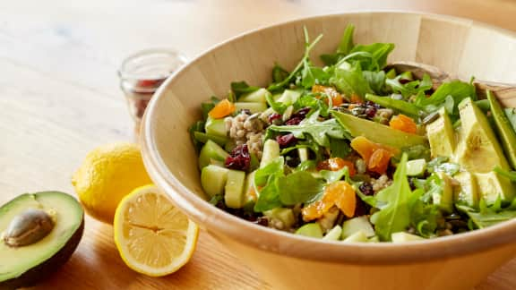 Salade de roquette au sarrasin, à l’avocat et aux fruits séchés