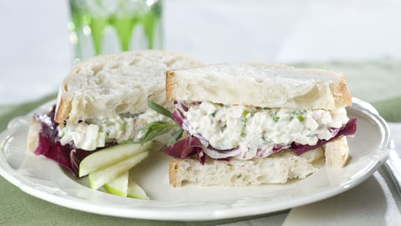 Sandwichs de salade de poulet aux pommes et au fenouil