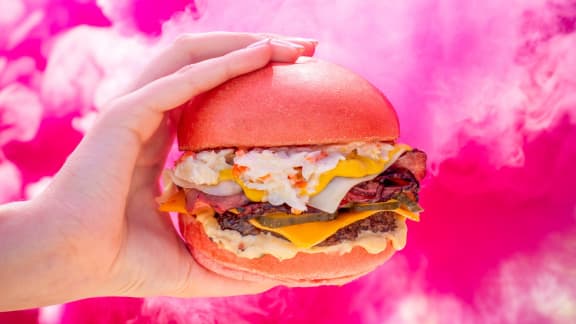 Ce populaire restaurant de burgers sert des items roses au profit du cancer du sein