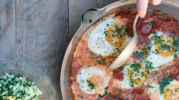 Shakshuka 2.0 et salade de concombre à la marocaine