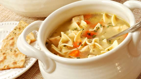 Soupe poulet et nouilles réconfortante