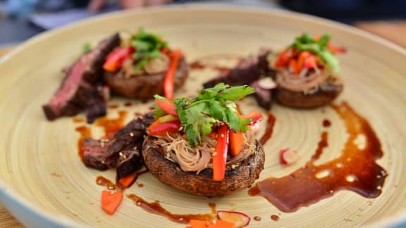 Salade de champignons Portobello et boeuf grillé au sésame