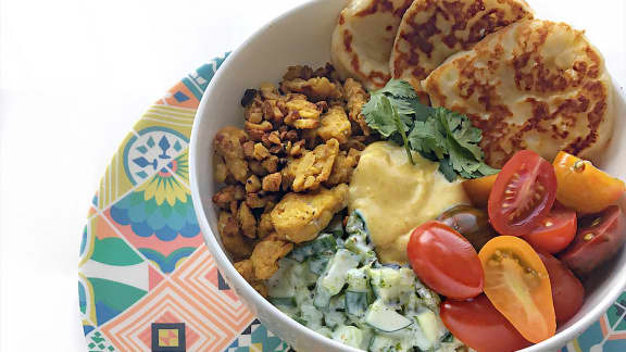 Bol au tempeh croustillant, halloumi grillé et cari