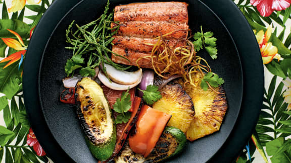 Saumon au beurre de mangue, gingembre frit et coriandre