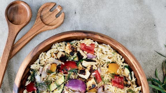 Salade de paillasson et légumes grillés en vinaigrette crémeuse à l’aneth