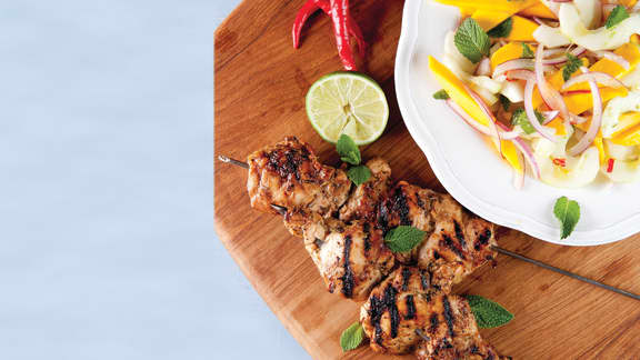 Brochettes de hauts de cuisses de poulet à la jerk, salade de mangue