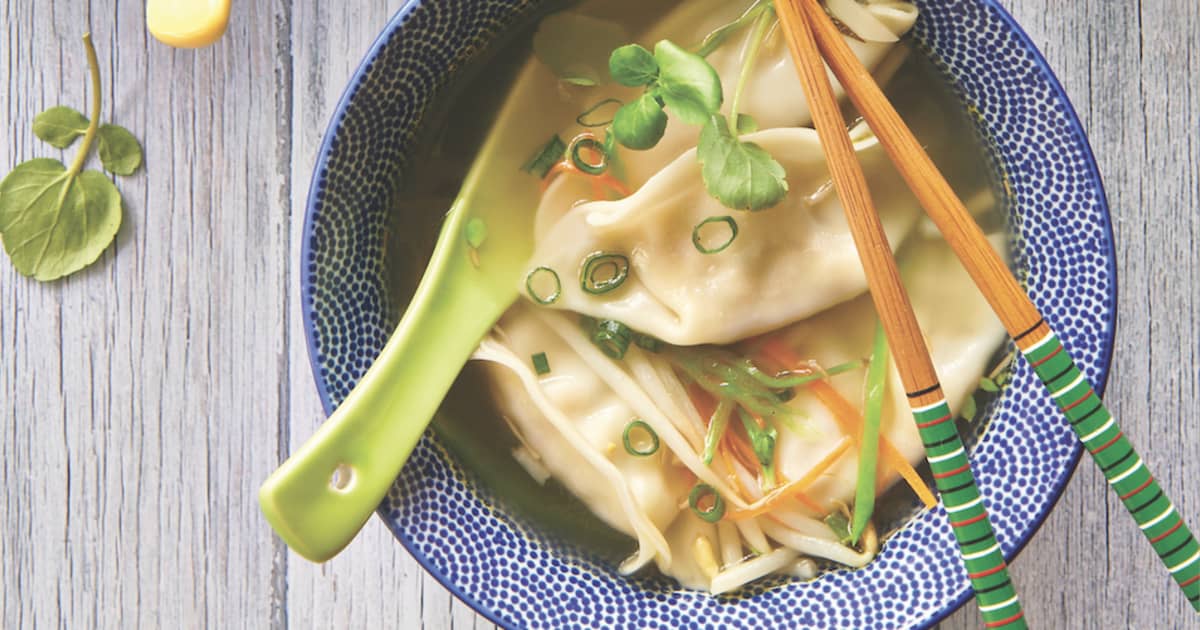 Soupe wonton aux légumes, bouillon au gingembre et au lait de coco Zeste