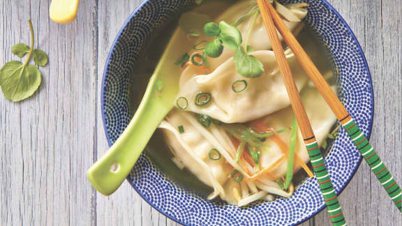 Soupe wonton aux légumes, bouillon au gingembre et au lait de coco