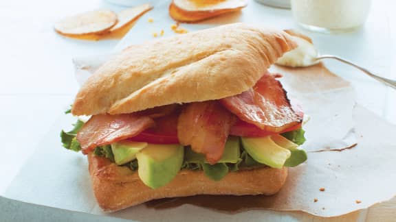 BLT sur focaccia au fromage fondant et à l'avocat avec croustilles maison