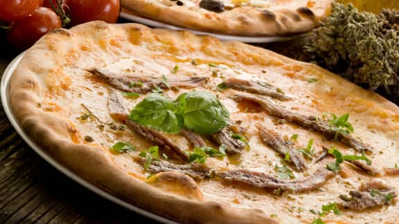 Pizza farcie de chicorée, anchois, pignons et raisins secs