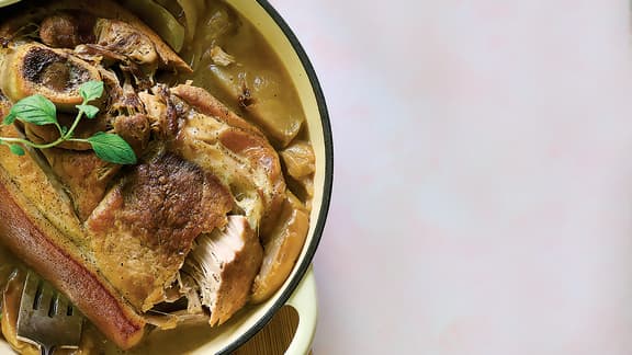 Épaule de porc aux pommes et purée de pommes de terre au fromage
