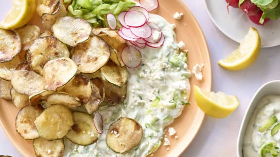 Assiette de tzatziki au féta et de croustilles de courgettes