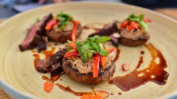 Salade de champignons Portobello et boeuf grillé au sésame