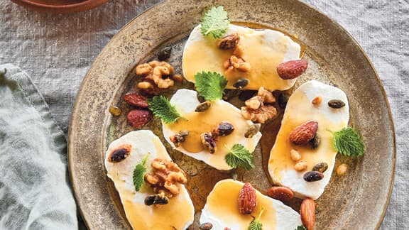 Faisselle de chèvre, noix caramélisées, sirop d’érable et mélisse